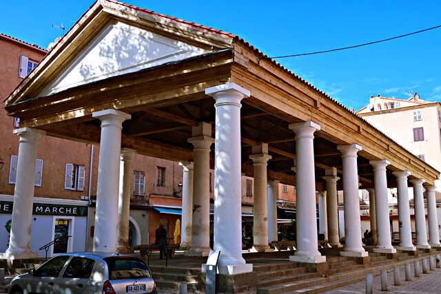 Die Markthalle von Ile Rousse