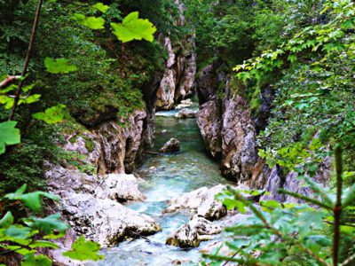 Kaiserklamm in Tirol: Ein Abenteuer durch smaragdgrünes Wasser und historische Pfade